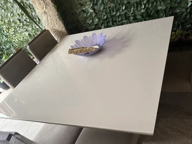 Vendo Mesa quadrada com 8 cadeiras.