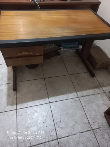 mesa de escritório com 2 gavetas