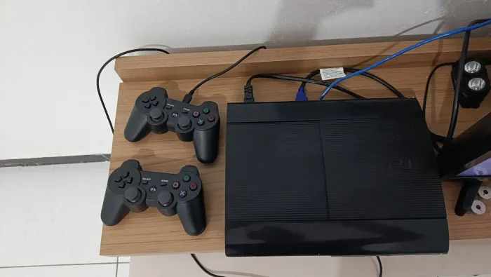 Ps3 super slim destravado 250gb de armazenamento 2 controles e com lojas para baixar jogos