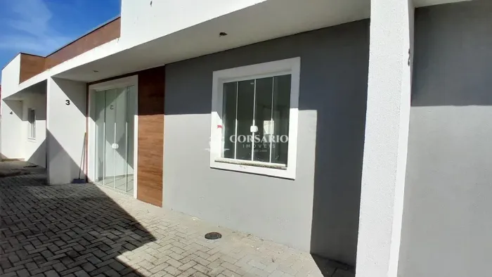 Casas geminadas próximas ao mar
