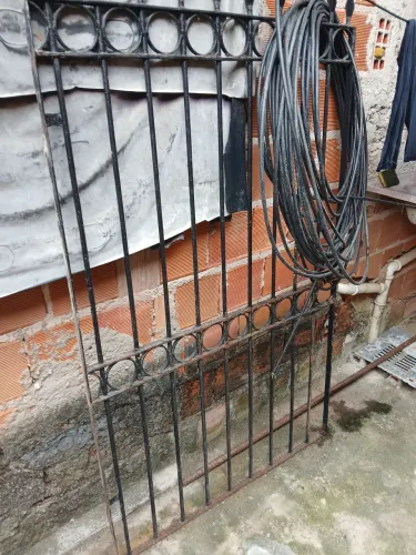 Vendo um portão por R$:80,00, um som por R$:450,00 e outro som por R$:600,00..