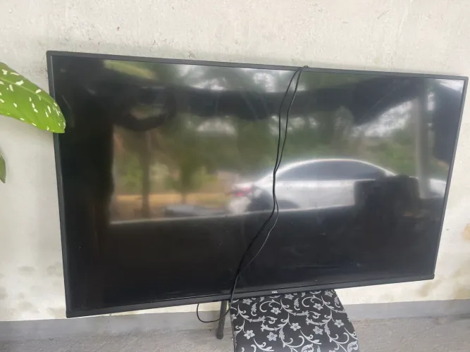 "TV TCL 50 polegadas - liga tem som mas imagem escura - para retirar peças"