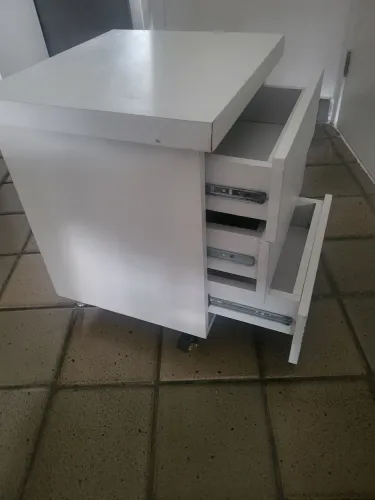 Mesa de cabeceira, coxão solteiro.