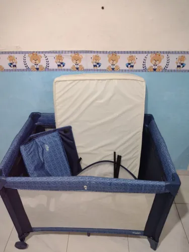 Berço portátil completo com mosquiteiro e colchão muito bem conservado!