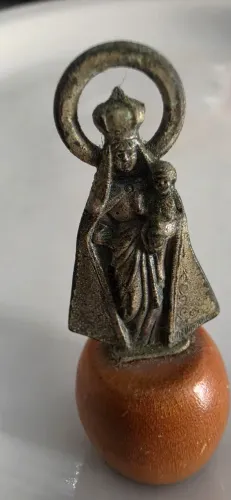MIMI IMAGEM DE NSª DA PENHA EM METAL COM BASE EM MADEORA