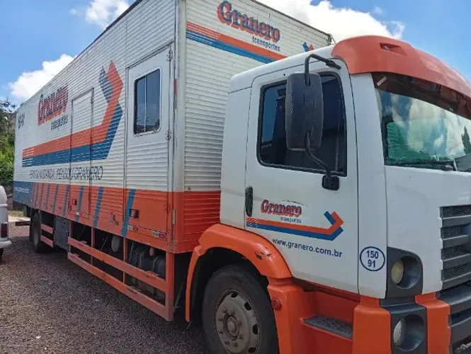 Volkswagen 13180, toco, baú 10 metros