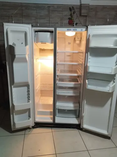 Geladeira side by side marca ge água e gelo na porta 127v