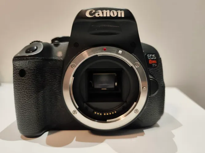 Câmera Canon T5i com 2 baterias e carregador 