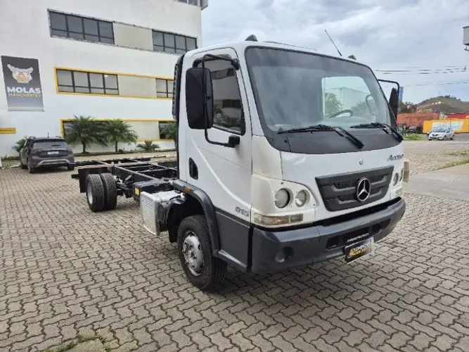 MB ACCELO 815