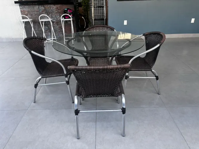 Vendo conjunto mesa e cadeiras