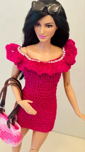 Conjunto de vestido e bolsa para Barbie em crochet com miçangas 