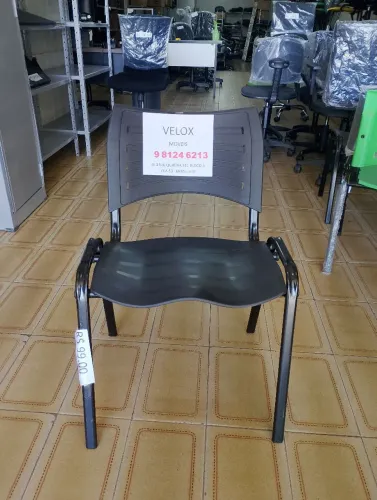 Cadeira  PVC pés de aço 