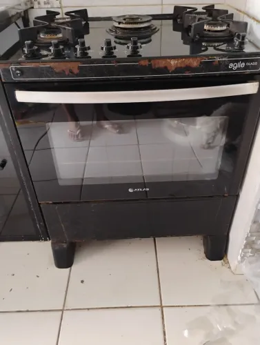 Vendo um fogão 5 bocas com forno.
