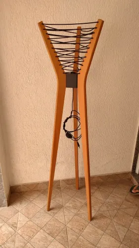 Belíssimo abajur designer em madeira nobre
