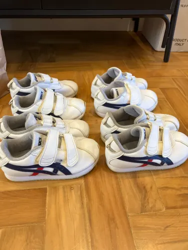 Tênis infantil da ASICS - kit com 4 pares.