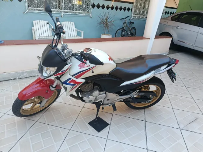 CB 300r Capitão América