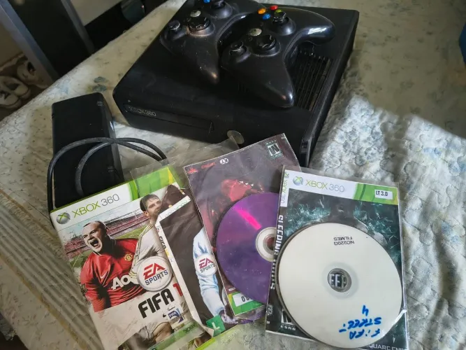 Xbox 360 2 controles e mais esses jogos funcionando perfeitamente