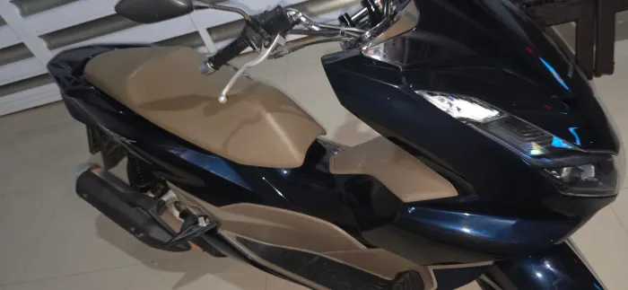 Pcx Dlx 2025 top top top... muito boa e econômica. Chama: *