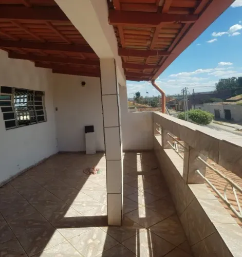 Sobrado bem localizado no Setor Parque Trindade I, próximo ao Portal Supermercado.