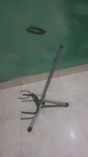 Pedestal de violao e guitarra de ferro