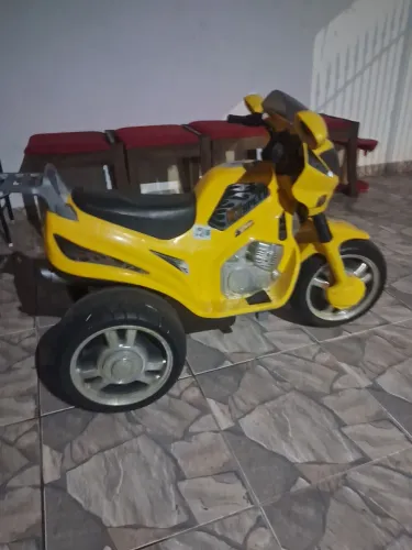 Moto eletrica infantil-grande ,bateria ótima 12v ..top..550rs