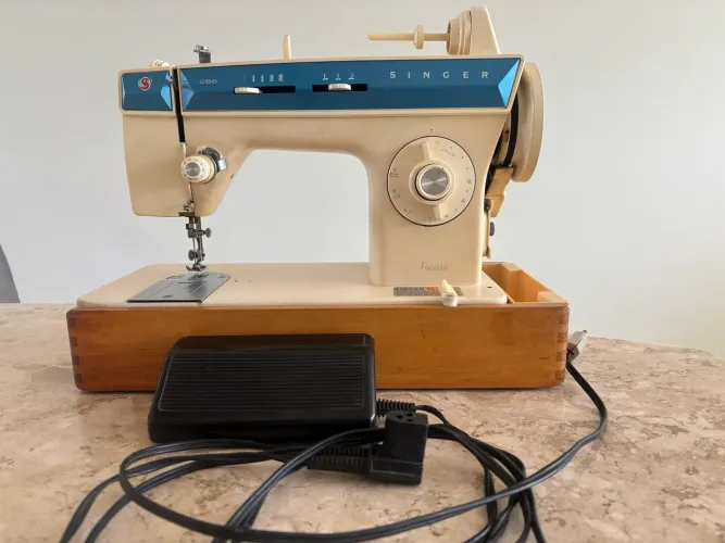 Máquina de costura semi nova Singer