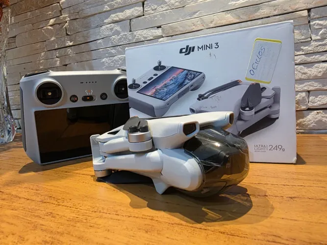 Drone DJI Mini 3 RC Com Tela 0 Ciclos de Bateria Novinho