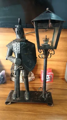 Escultura de Cavaleiro Medieval 35 cm em Ferro