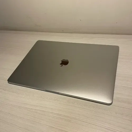 MacBook Pro 15" 2017 i7 / 16GB / Radeon Pro 560 4GB / SSD 512GB para reparo