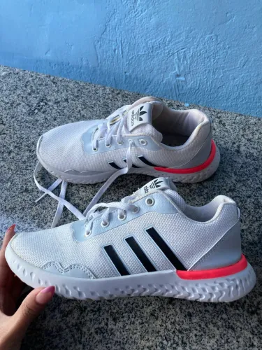 Tênis Esportivo Feminino Branco com Detalhes Rosa, Tamanho 37