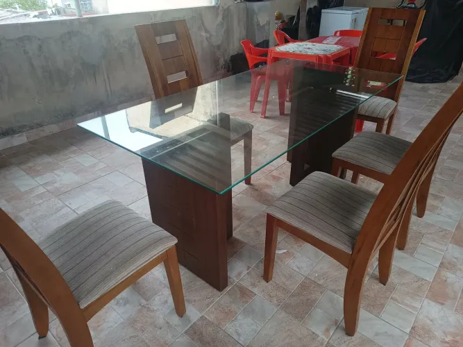 Mesa com 6 cadeiras 