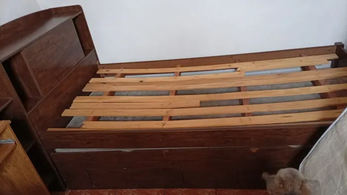 Cama de madeira com baú e cama embaixo