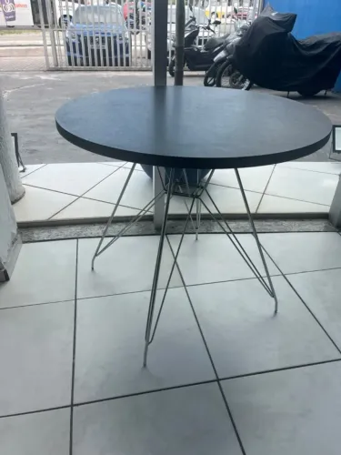 Mesa redonda de apoio preta com base aramada metálica
