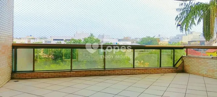 Apartamento com varandão, 3 quartos, suíte, banheiro social, wc de empregada, ótima cozinh