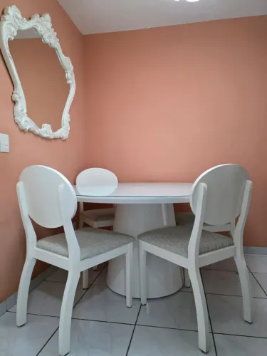 Mesa de jantar redonda em laca branca e base em cone + 6 cadeiras em laca branca