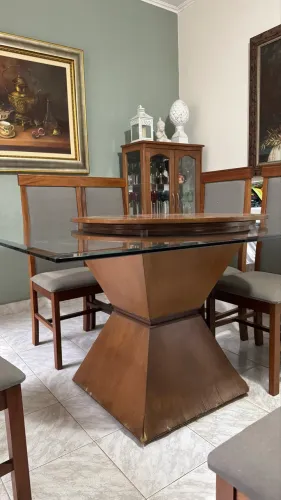 Mesa de madeira quadrada, vidro bisotê 8 lugares, com tampão giratório, 