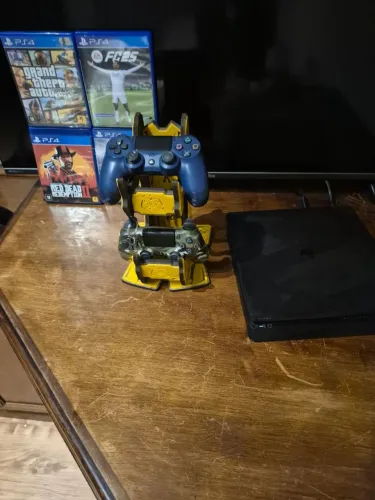 PS4 Slim de 1 tera+ 2 Controles + 4 Jogos Originais + Suporte, (Aceito trocas).