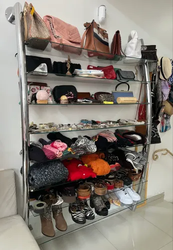 Expositor em inox com prateleiras de vidro