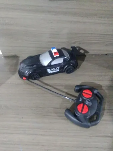 Carrinho de controle remoto com pilhas