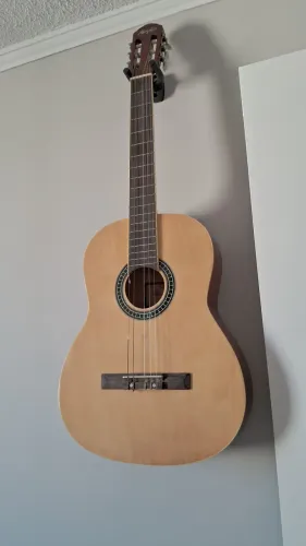 Violão Semi Novo, pouco usado excelente estado.