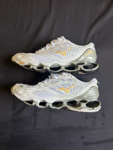 Tênis Mizuno Wave Prophecy - Branco/Dourado