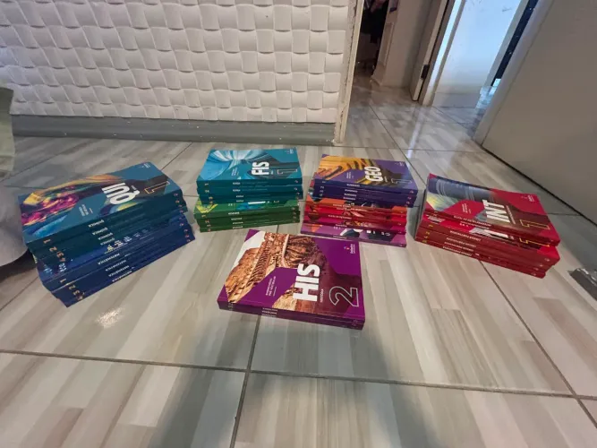 Livros poliedro pré vestibular e octa 