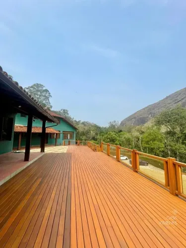 Residência com ampla área verde, lago e infraestrutura de lazer em Araras, Petrópolis