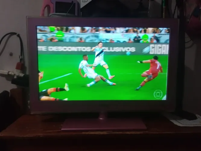 TV 24" POLEGADAS ( NÃO É SMART )