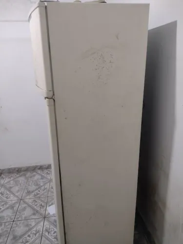 Vendo geladeira com freezer funciona tudo