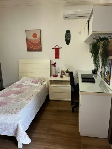Cama de solteiro, escrivaninha e armário com rack de tv