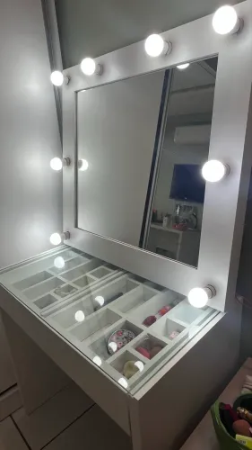 Penteadeira com espelho de luzes em MDF