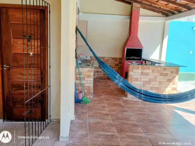 Vendo casa/estúdio, titulado, em área de 1.200 metros quadrados, com piscina