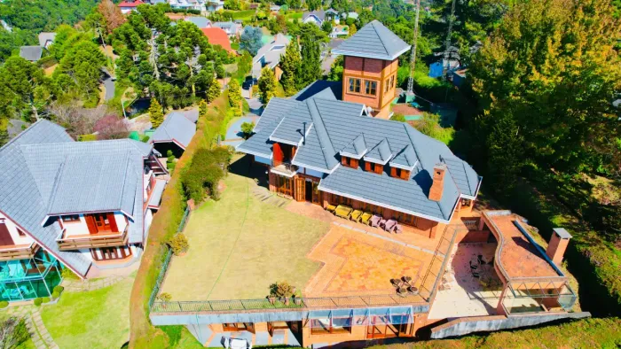 Casa de condomínio para aluguel possui 576 metros quadrados com 6 quartos
