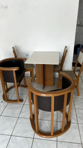 Mesa com 3 cadeiras e 2 poltronas semi novas 